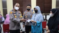 Penyaluran Perdana, Kapolres Serdang Bedagai turut Salurkan BLT Pangan ke Pedagang Kaki Lima dan Warung