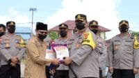 Hari Bhayangkara ke-76, Kapolres Kapuas Hulu Serahkan Bansos