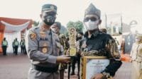 Kapolres Karawang Berikan Penghargaan kepada 4 Personil dan 6 Kelurahan