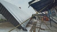 Hujan Deras, Atap Bangunan Steam Kendaraan di Palumbonsari Roboh