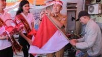 Warga Siapkan Bambu, Ratu Dewa Ikatkan Bendera Merah Putih