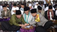 Herman Deru dan Keluarga Sholat Ied Berjemaah Bersama Ribuan Umat Muslim di Masjid Agung Palembang