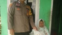 Bhabinkamtibmas Polsek Indralaya Salurkan Paket Sembako dari Polda Sumsel Kepada Masyarakat