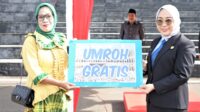 Hardiknas Guru TK Ini Dapat Hadiah Umroh Gratis dari Bupati Mamuju