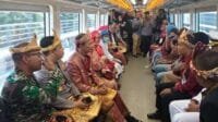 Harnojoyo dan Fitri Naik LRT Hadiri Rapat Paripurna