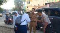 Jelang Dilantik PJ Wali Kota Palembang, Ratu Dewa Antar Anak Sekolah Hingga Apel Pagi