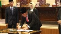 Ketua DPRD Sumsel dan Gubernur Herman Deru Tandatangani Keputusan Bersama Raperda DPRD Ta 2024