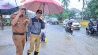 Hujan-hujanan, Gerak Cepat Ratu Dewa Tinjau Langsung Genangan Air Potensi Banjir Serta Kerahkan Petugas