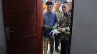 Korban Kebakaran Faisal Bahagia Usai Terima Kunci Rumah Baru dari Ratu Dewa