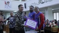 Ratu Dewa Berikan Bonus Para Atlet yang Harumkan Nama Palembang