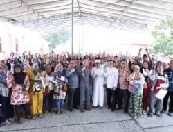 Antusias Warga di Acara Bagi Sembako dan Jemput Bola Dokumen Kependudukan Bersama Ratu Dewa