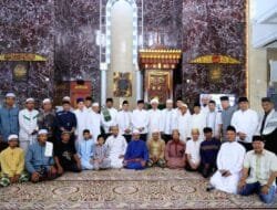 Salat Jumaat Berjamaah di Masjid Baiturrahman, Pj Gubernur Agus Fatoni Beri Bantuan Sekaligus Halal Bihalal Bersama Warga