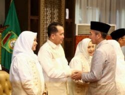 Pj Gubernur Agus Fatoni Bersama Pj Ketua TP PKK Tyas Fatoni dan Keluarga Gelar Open House Hari Raya Idul Fitri 2024 di Griya Agung