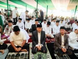 Pj Gubernur Agus Fatoni dan Keluarga Salat Ied Berjamaah bersama Masyarakat Sumsel di Halaman Griya Agung