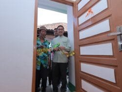 Tangis Haru Terima Kunci Rumah Baru dari Ratu Dewa, Fauzi: Kami Sering Kehujanan