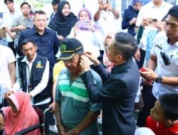 HUT Palembang Jadi Berkah Penyandang Disabilitas, Ratu Dewa Bagikan 50 Kursi Roda dan 100 Alat Bantu Dengar