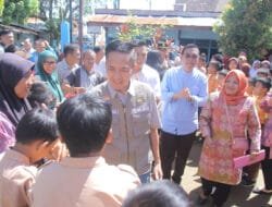 Silaturahmi dengan Ratu Dewa, Ratusan Wali Murid SD-SMP Se Kertapati Terima Bantuan