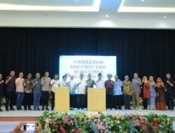 Upayakan Insentif Naik, Ratu Dewa Lantik Ratusan RT RW di Kecamatan Ilir Timur 1