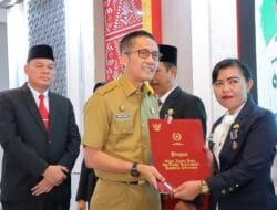 Sematkan Satyalancana Karya Satya untuk ASN, Ratu Dewa Sebut Kebutuhan Guru SD Masih Sangat Banyak