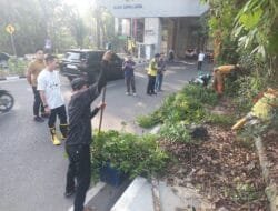 Respon Keluhan Masyarakat, Ratu Dewa Turun Langsung Bersihkan Rumput Tinggi di Jalan Angkatan 45