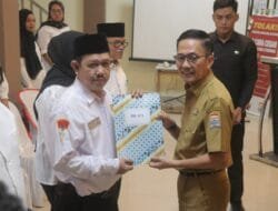 Sekda Ratu Dewa Berikan Arahan ke RT dan RW yang Baru Dilantik
