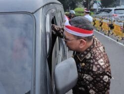 Bagikan Ribuan Bendera, Pj Wali Kota Ajak Masyarakat Nyalakan Semangat Kemerdekaan