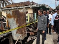 Ratu Dewa Tinjau dan Salurkan Bantuan ke Korban Kebakaran Kedukan Bukit II Palembang