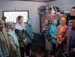 Ketua TP PKK Kota Palembang, Berikan Bantuan Kursi Roda untuk Warga Stroke