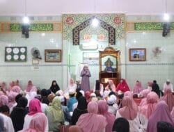 Ketua TP PKK Sumsel Feby Deru Bersama Pengajian EECM Santuni 40 Anak Yatim