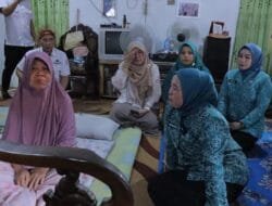 TP PKK Palembang Peduli Kader Posyandu, Beri Bantuan Kursi Roda untuk Cek Wati