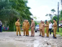 Jalan Sekayu–PALI Ditinjau Wabup Muba, Perbaikan Segera Dimulai Lewat Gotong Royong
