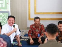 Usai Shalat Jumat Berjamaah di Kantor, Gubernur Herman Deru Dengarkan Curhat Para Pegawai