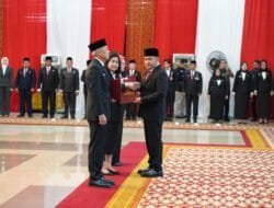 Gubernur Herman Deru Sematkan Satyalancana Karya Satya dari Presiden kepada 321 ASN Pemprov Sumsel