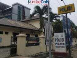 Melubangi Jalan tapi Moralnya Berlubang: Dua Pria Curi Besi Drainase di Medan Timur