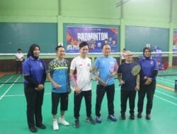 Kepala BKN Prof Zudan Puji Permainan Walikota Palembang di Lapangan Bulu Tangkis
