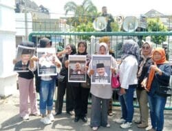 Emak-emak dan Aktivis Desak Presiden Prabowo Beri Abolisi untuk Alex Noerdin