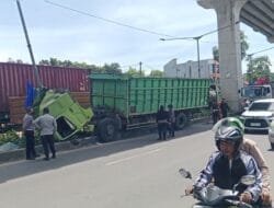 Truk Fuso Naik Median dan Tabrak Tiang Lampu di Harun Sohar, Lalin Sempat Tersendat