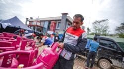 Pertamina Patra Niaga Salurkan Total 983 Tabung LPG untuk Dukung Dapur Umum Korban Banjir di Sumatera