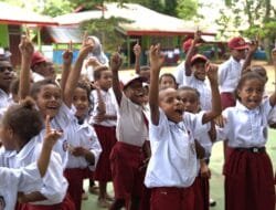 PLN dan Danantara Indonesia Bagikan 5.000 Perlengkapan Sekolah untuk Anak-anak di Tiga Provinsi