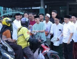 Wali Kota Ratu Dewa Bagikan Takjil Bersama Lazisnu PWNU Sumsel, Warga Antusias