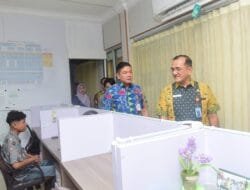 Hari Pertama WFH, Sekda Sumsel Edward Candra Tinjau Langsung Layanan Publik PMPTSP
