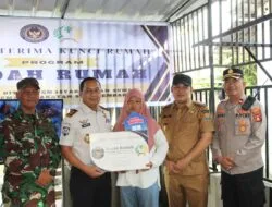 Kakanwil Ditjenpas Sumsel Erwedi Supriyatno Serahkan Kunci Program Bedah Rumah untuk Warga Palemban