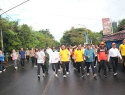 Bupati Lahat Bursah Zarnubi Melepas Peserta Jalan Santai Dalam Rangka Hari Jadi Kabupaten Lahat ke-157