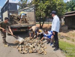 Perbaiki Jalan Nasional, Gotong Royong Bergerak di Sanga Desa