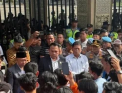 Ketua DPRD Sumsel Andie Dinialdie Temui Ratusan Mahasiswa Demo