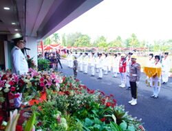 Paskibraka Sukses Tuntaskan Tugas, Merah Putih Berkibar Khidmat di Griya Bumi Serasan Sekate   Bupati Toha Pimpin Upacara HUT ke-81 RI  SEKAYU, MUBA – Senyum lega dan rasa bangga terpancar dari wajah putra-putri terbaik Kabupaten Musi Banyuasin yang tergabung dalam Pasukan Pengibar Bendera Pusaka (Paskibraka) Muba.   Setelah melalui latihan panjang dan penuh disiplin, mereka akhirnya berhasil menuntaskan tugas mengibarkan Sang Merah Putih pada Upacara Peringatan Detik-Detik Proklamasi Kemerdekaan RI di halaman Pendopoan Griya Bumi Serasan Sekate, Senin (17/8/2026).  Di hadapan Bupati Muba H M Toha Tohet SH selaku Inspektur Upacara, jajaran Forkopimda, para pejabat daerah dan masyarakat, Sang Merah Putih perlahan naik ke puncak tiang. Prosesi berlangsung lancar, tertib dan penuh khidmat, sekaligus menjadi momen yang membanggakan bagi para anggota Paskibraka yang telah berlatih keras untuk menjalankan amanah tersebut.  Upacara Pengibaran Bendera Merah Putih dan Peringatan Detik-Detik Proklamasi tersebut menjadi salah satu rangkaian utama peringatan HUT ke-81 Kemerdekaan Republik Indonesia di Kabupaten Muba.  Dengan langkah tegap, gerakan yang kompak dan penuh konsentrasi, Paskibraka Muba menjalankan setiap tahapan pengibaran bendera. Keberhasilan tersebut tidak hanya menjadi kebanggaan bagi mereka, tetapi juga bagi orang tua, keluarga, sekolah dan seluruh masyarakat Muba yang menyaksikan.  Pembawa baki Bendera Merah Putih dipercayakan kepada Sahira Jehan, siswi SMA Negeri 2 Sekayu. Sementara pembacaan UUD 1945 dilakukan oleh Ketua DPRD Muba H Afitni Junaidi Gumay.  Perwira Upacara dijabat Ahmad Fauzie SH MH, Kabag SDM Polres Muba. Komandan Upacara dipercayakan kepada Iptu Marlin SH MH, Kapolsek Sungai Lilin. Sementara Komandan Pasukan Pengibar Bendera Pusaka dijabat Ipda Pantri Musgantara SH MSi, Kanit Reskrim Polsek Sungai Keruh.  Khidmatnya upacara turut disaksikan Sekda Muba Drs Syafaruddin MSi, jajaran anggota DPRD Muba, Forkopimda Muba, staf ahli, para asisten Setda Muba, Ketua TP PKK Muba Hj Fatimah Toha Tohet SH, para kepala OPD, kepala bagian, camat, lurah serta masyarakat Kabupaten Muba.  Bupati Muba H M Toha Tohet menyampaikan apresiasi dan rasa bangganya kepada seluruh anggota Paskibraka Muba yang telah sukses menjalankan tugas.  “Ini bukan sekadar mengibarkan bendera, tetapi buah dari proses panjang, latihan, kedisiplinan dan tanggung jawab. Hari ini mereka membuktikan bahwa kerja keras akan membuahkan hasil,” ujar Bupati.  Ia berpesan agar pengalaman tersebut menjadi bekal bagi generasi muda untuk terus belajar, menjaga disiplin dan berani bermimpi besar.  “Semangat kemerdekaan harus kita lanjutkan dengan bekerja, berkarya dan bergandengan tangan membangun Muba agar semakin maju dan masyarakat semakin sejahtera,” pungkasnya.  Selanjutnya, Bupati Muba H M Toha Tohet bersama Forkopimda Muba mengikuti Upacara Peringatan Detik-Detik Proklamasi Kemerdekaan Republik Indonesia ke-81 Tahun 2026 yang dilaksanakan di Istana Negara, Jakarta, secara virtual dari Guest House Griya Bumi Serasan Sekate.