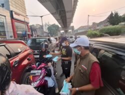 Yayasan Kawan Lamo dan Sentra Budi Perkasa Bagikan Ratusan Masker ke Warga Palembang