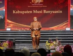 Tampil di Fashion Show Kriyanusa 2026, Hj Patimah Toha Kenakan Gambo Oranye