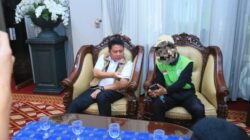 Herman Deru Serahkan Rp10 Juta kepada Ari, Warga yang Berani Laporkan Pembakaran Lahan di Palembang