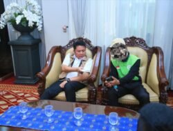 Herman Deru Serahkan Rp10 Juta kepada Ari, Warga yang Berani Laporkan Pembakaran Lahan di Palembang